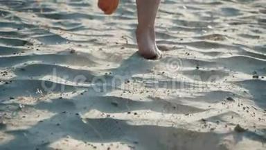 一个身体接近的人的腿，赤脚在靠近大海的热沙上奔跑，动作缓慢。 <strong>夏季</strong>运动<strong>会</strong>